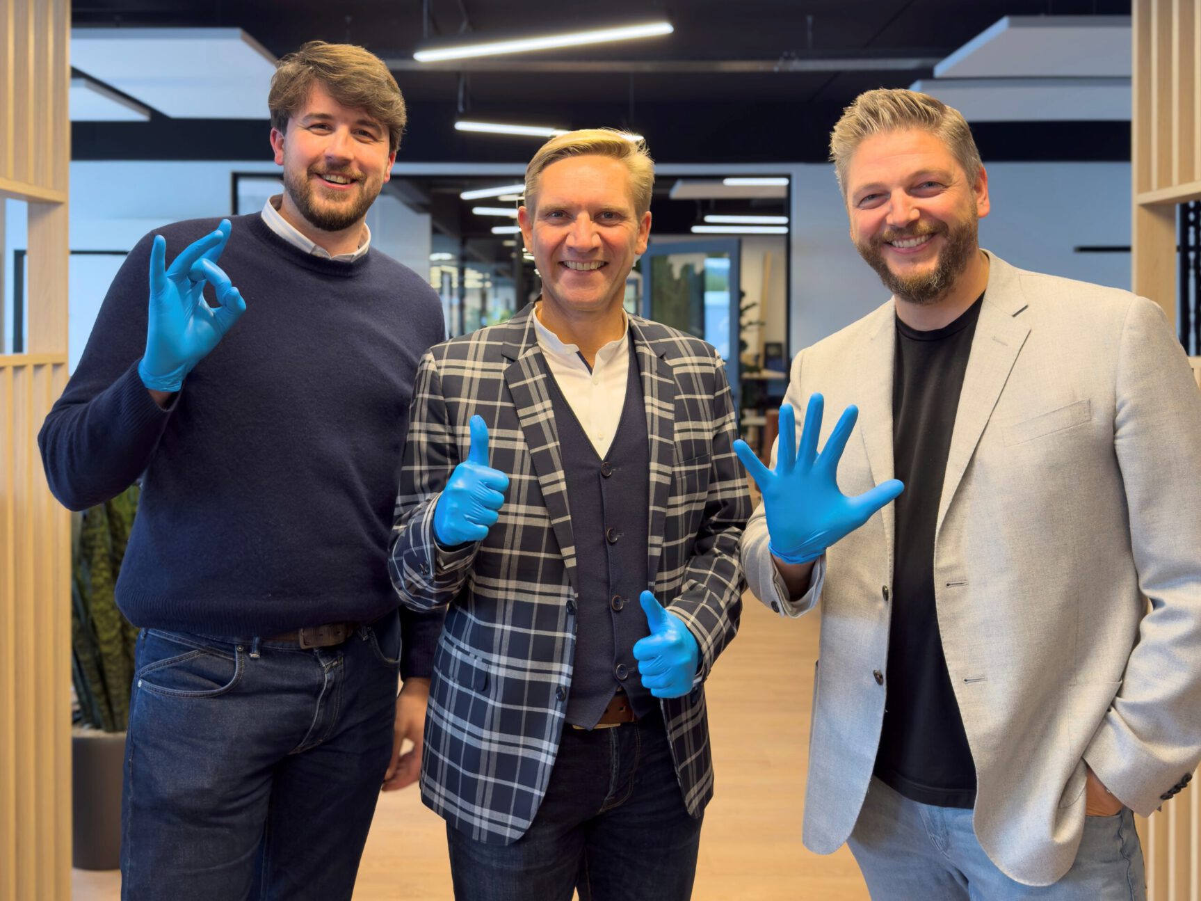 Das Führungsteam hinter BISON Polymers Die Geschäftsführung der BISON Polymers GmbH steht gemeinsam in der Firmenzentrale.